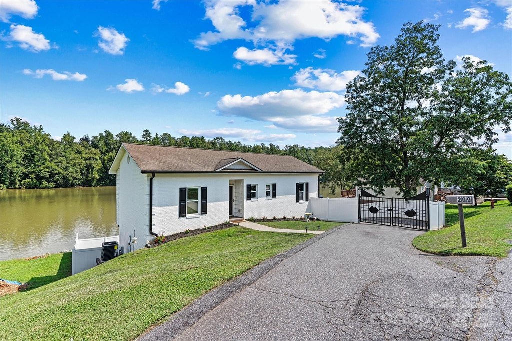 Hickory, North Carolina, 28601, United States, 2 Bedrooms Bedrooms, ,1.5 BathroomsBathrooms,Residential,Forsale,1953167