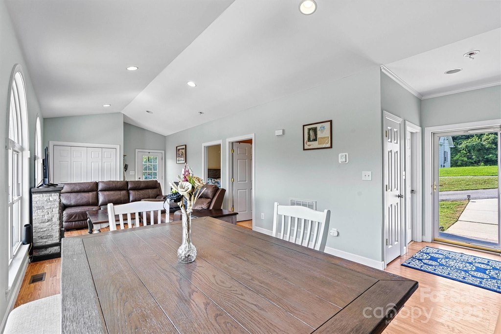 Hickory, North Carolina, 28601, United States, 2 Bedrooms Bedrooms, ,1.5 BathroomsBathrooms,Residential,Forsale,1953167