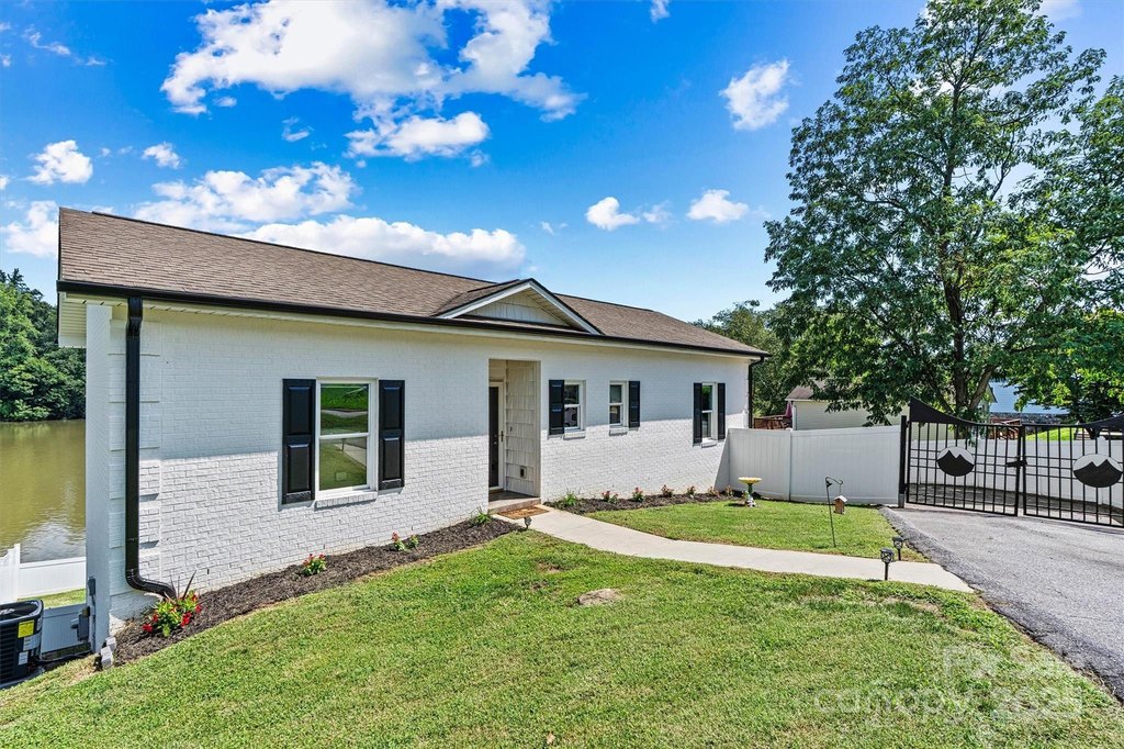Hickory, North Carolina, 28601, United States, 2 Bedrooms Bedrooms, ,1.5 BathroomsBathrooms,Residential,Forsale,1953167