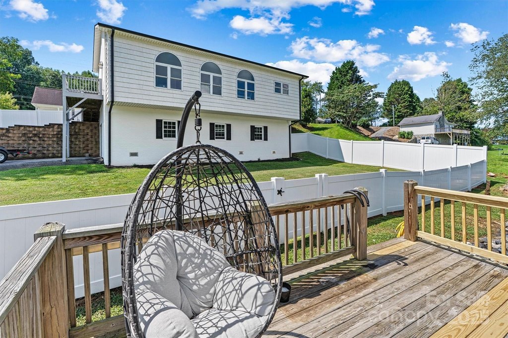 Hickory, North Carolina, 28601, United States, 2 Bedrooms Bedrooms, ,1.5 BathroomsBathrooms,Residential,Forsale,1953167