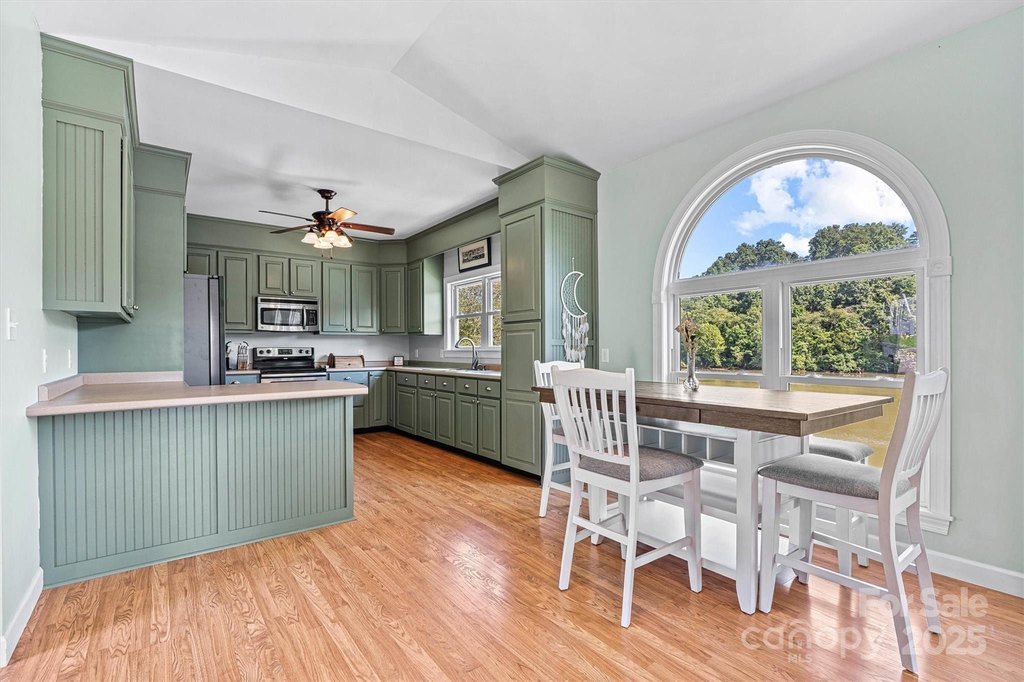 Hickory, North Carolina, 28601, United States, 2 Bedrooms Bedrooms, ,1.5 BathroomsBathrooms,Residential,Forsale,1953167