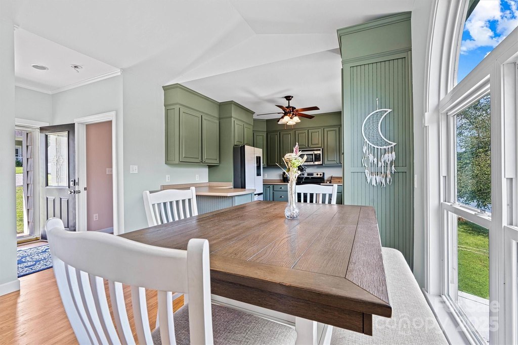 Hickory, North Carolina, 28601, United States, 2 Bedrooms Bedrooms, ,1.5 BathroomsBathrooms,Residential,Forsale,1953167
