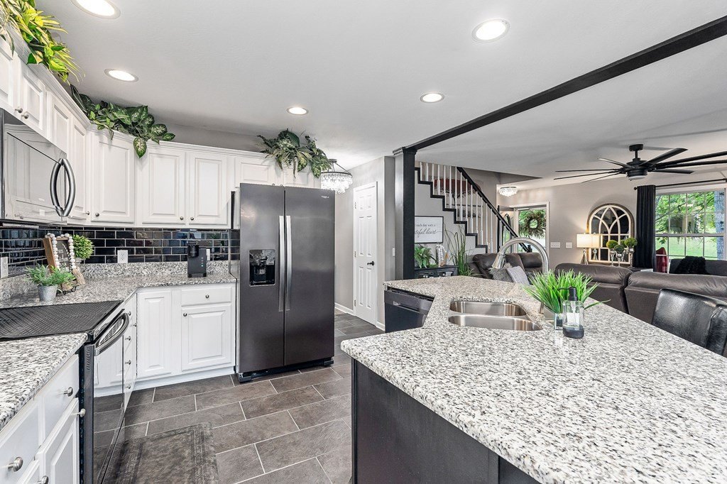 Byrdstown, Tennessee, 38549, United States, 4 Bedrooms Bedrooms, ,3.5 BathroomsBathrooms,Residential,Forsale,1953801