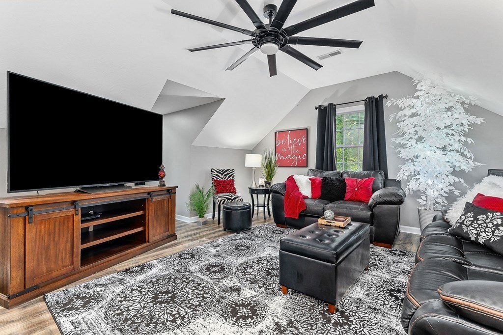 Byrdstown, Tennessee, 38549, United States, 4 Bedrooms Bedrooms, ,3.5 BathroomsBathrooms,Residential,Forsale,1953801