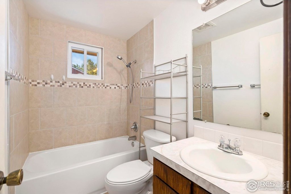 Loveland, Colorado, 80538, United States, 4 Bedrooms Bedrooms, ,3 BathroomsBathrooms,Residential,Forsale,1946711