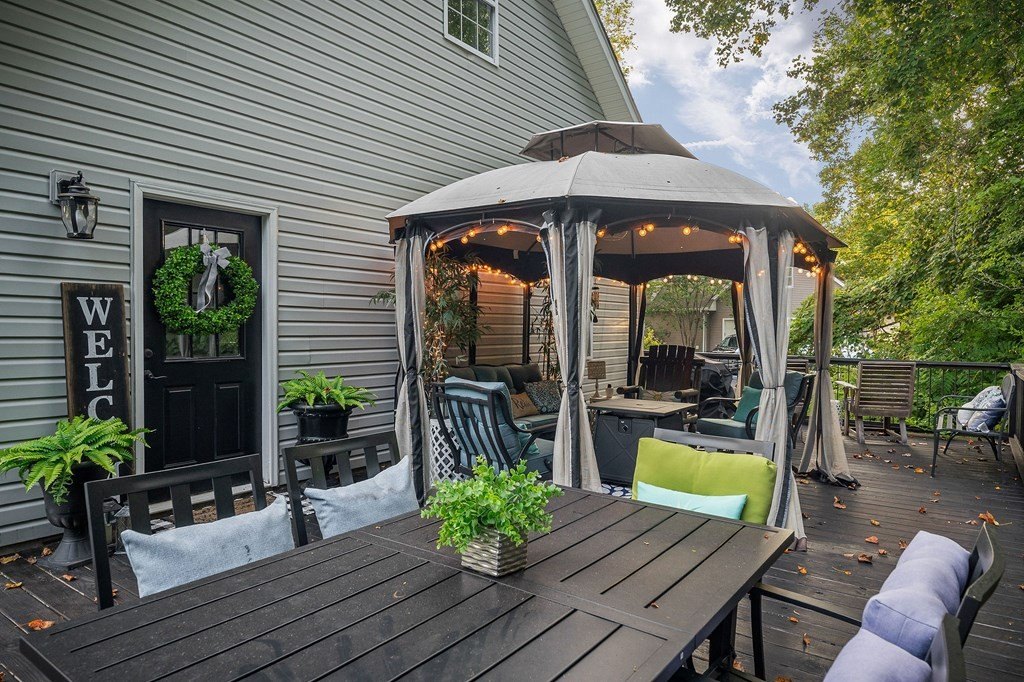 Byrdstown, Tennessee, 38549, United States, 4 Bedrooms Bedrooms, ,3.5 BathroomsBathrooms,Residential,Forsale,1953801