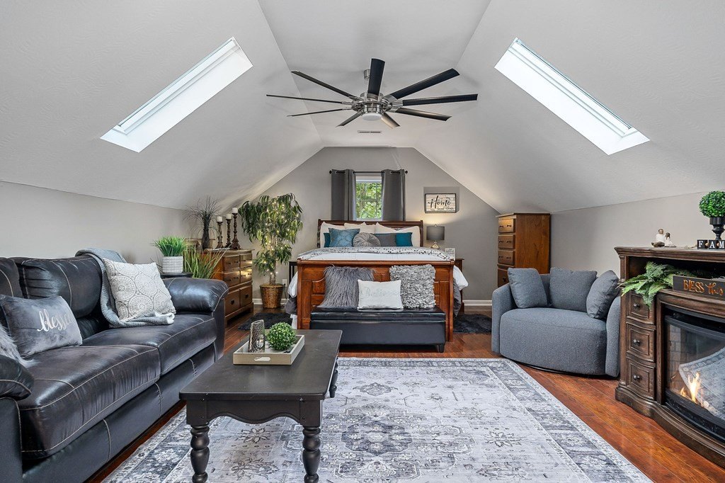 Byrdstown, Tennessee, 38549, United States, 4 Bedrooms Bedrooms, ,3.5 BathroomsBathrooms,Residential,Forsale,1953801