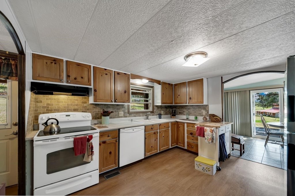 Custer, South Dakota, 57730, United States, 3 Bedrooms Bedrooms, ,2 BathroomsBathrooms,Residential,Forsale,1946253