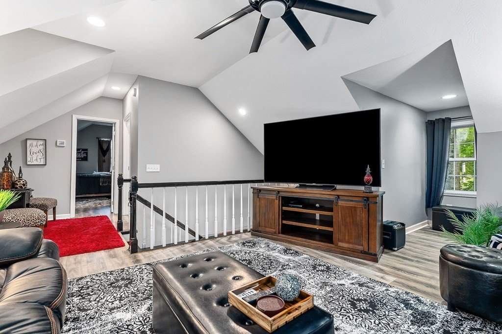 Byrdstown, Tennessee, 38549, United States, 4 Bedrooms Bedrooms, ,3.5 BathroomsBathrooms,Residential,Forsale,1953801