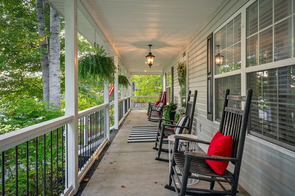 Byrdstown, Tennessee, 38549, United States, 4 Bedrooms Bedrooms, ,3.5 BathroomsBathrooms,Residential,Forsale,1953801