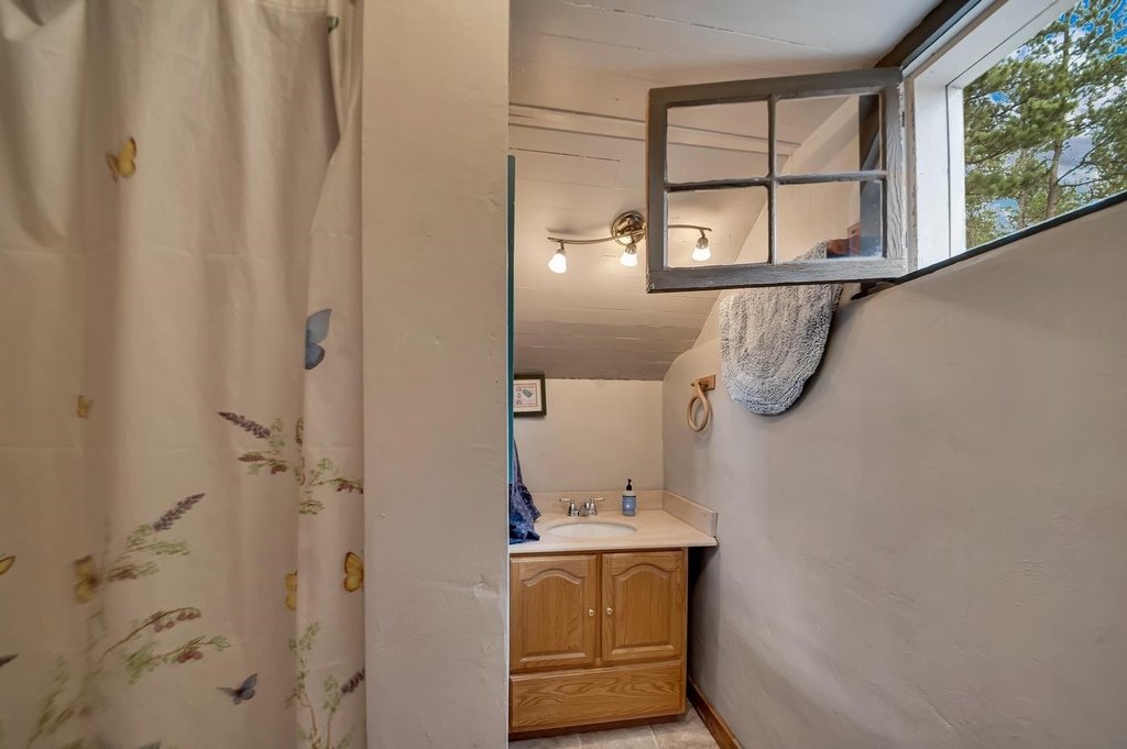 Custer, South Dakota, 57730, United States, 3 Bedrooms Bedrooms, ,2 BathroomsBathrooms,Residential,Forsale,1946253