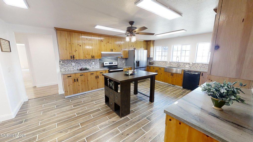 Sparks, Nevada, 89434, United States, 4 Bedrooms Bedrooms, ,4 BathroomsBathrooms,Residential,Forsale,1936731