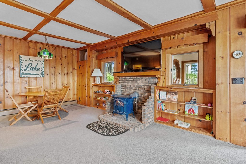 Gilford, New Hampshire, 03249, United States, 5 Bedrooms Bedrooms, ,2 BathroomsBathrooms,Residential,Forsale,1909963