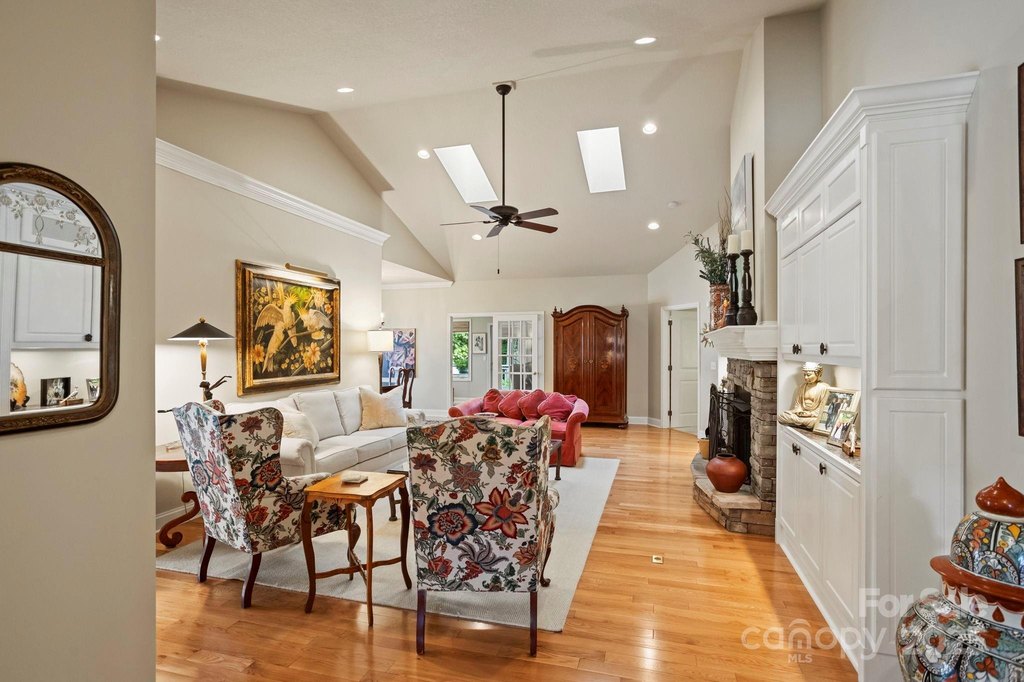 Hendersonville, North Carolina, 28791, United States, 2 Bedrooms Bedrooms, ,2.5 BathroomsBathrooms,Residential,Forsale,1960280 Hendersonville, North Carolina, 28791, United States, 2 Bedrooms Bedrooms, ,2.5 BathroomsBathrooms,Residential,Forsale,1960280