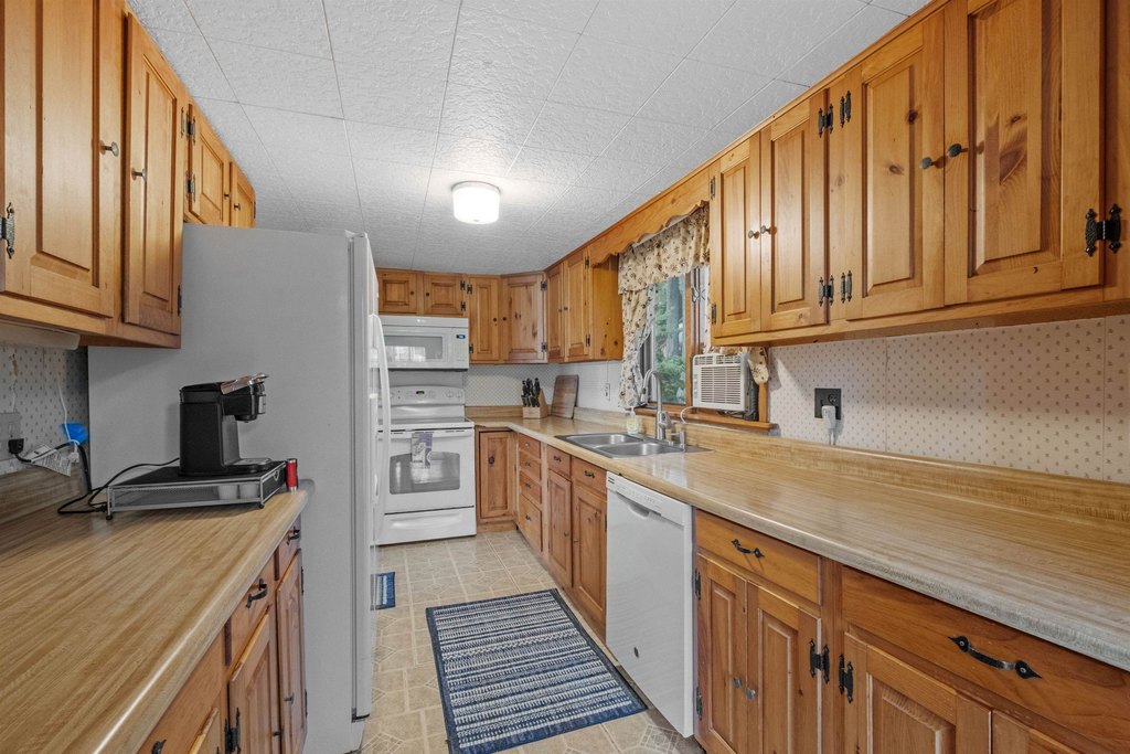 Gilford, New Hampshire, 03249, United States, 5 Bedrooms Bedrooms, ,2 BathroomsBathrooms,Residential,Forsale,1909963