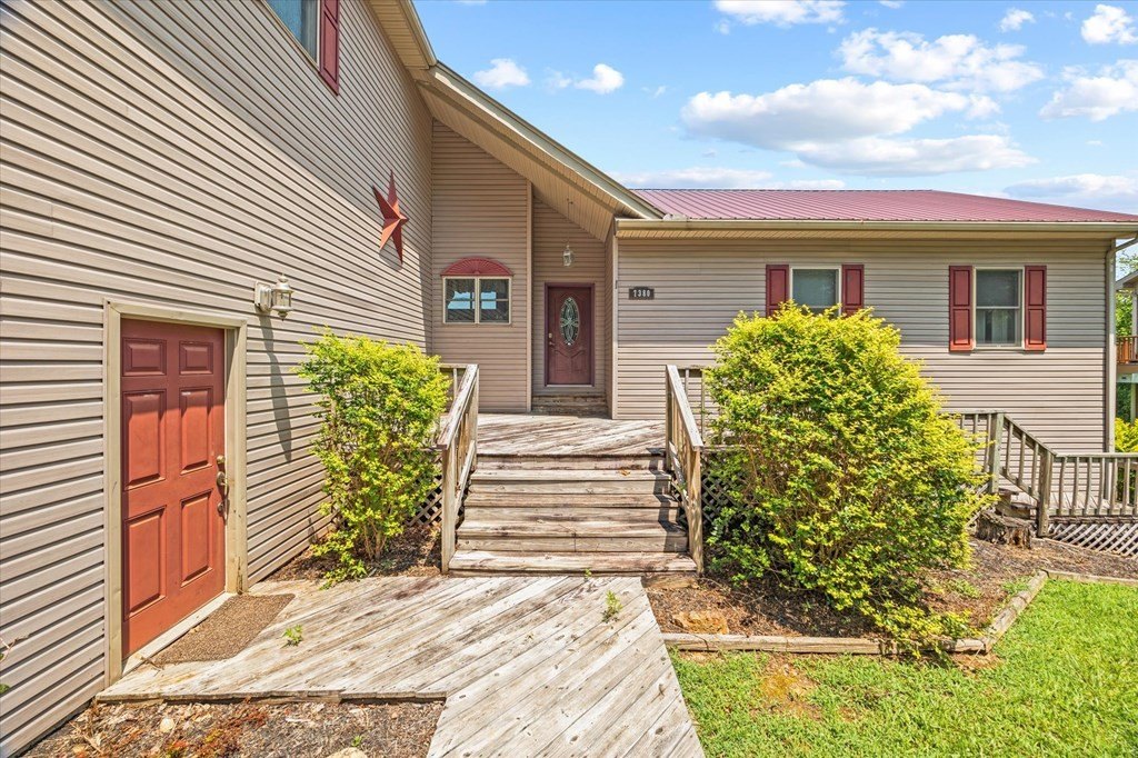 Byrdstown, Tennessee, 38549, United States, 5 Bedrooms Bedrooms, ,4 BathroomsBathrooms,Residential,Forsale,1952666