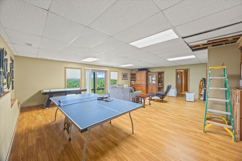 Byrdstown, Tennessee, 38549, United States, 5 Bedrooms Bedrooms, ,4 BathroomsBathrooms,Residential,Forsale,1952666