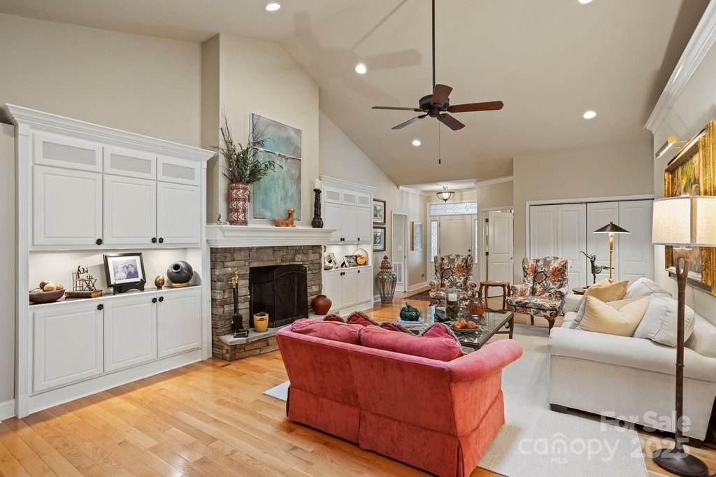 Hendersonville, North Carolina, 28791, United States, 2 Bedrooms Bedrooms, ,2.5 BathroomsBathrooms,Residential,Forsale,1960280 Hendersonville, North Carolina, 28791, United States, 2 Bedrooms Bedrooms, ,2.5 BathroomsBathrooms,Residential,Forsale,1960280