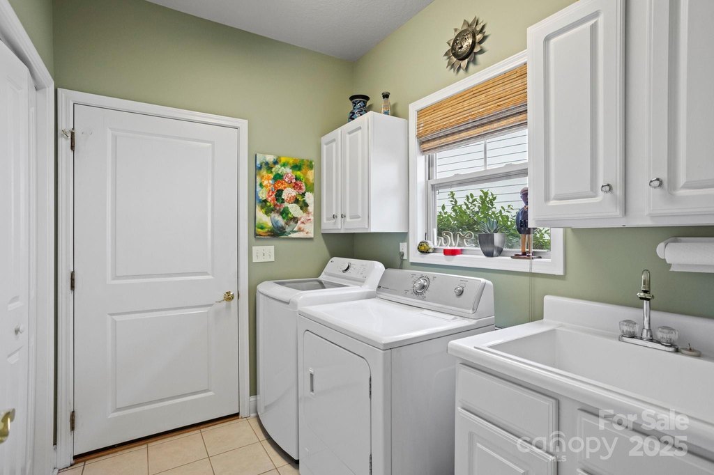 Hendersonville, North Carolina, 28791, United States, 2 Bedrooms Bedrooms, ,2.5 BathroomsBathrooms,Residential,Forsale,1960280 Hendersonville, North Carolina, 28791, United States, 2 Bedrooms Bedrooms, ,2.5 BathroomsBathrooms,Residential,Forsale,1960280