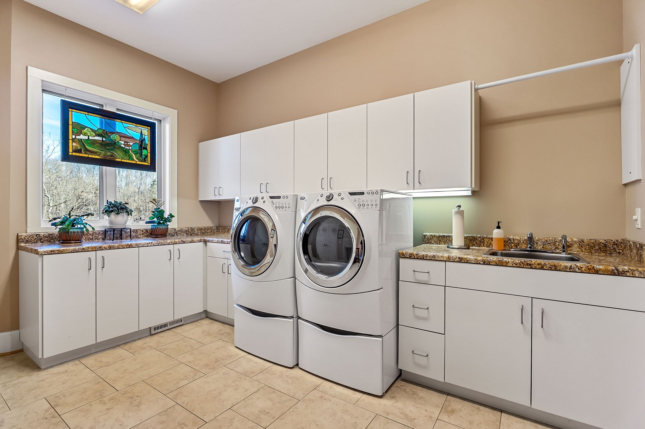 Sparta, Tennessee, 38583, United States, 3 Bedrooms Bedrooms, ,3.5 BathroomsBathrooms,Residential,Forsale,1968516