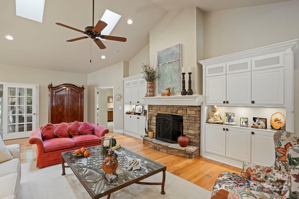 Hendersonville, North Carolina, 28791, United States, 2 Bedrooms Bedrooms, ,2.5 BathroomsBathrooms,Residential,Forsale,1960280 Hendersonville, North Carolina, 28791, United States, 2 Bedrooms Bedrooms, ,2.5 BathroomsBathrooms,Residential,Forsale,1960280