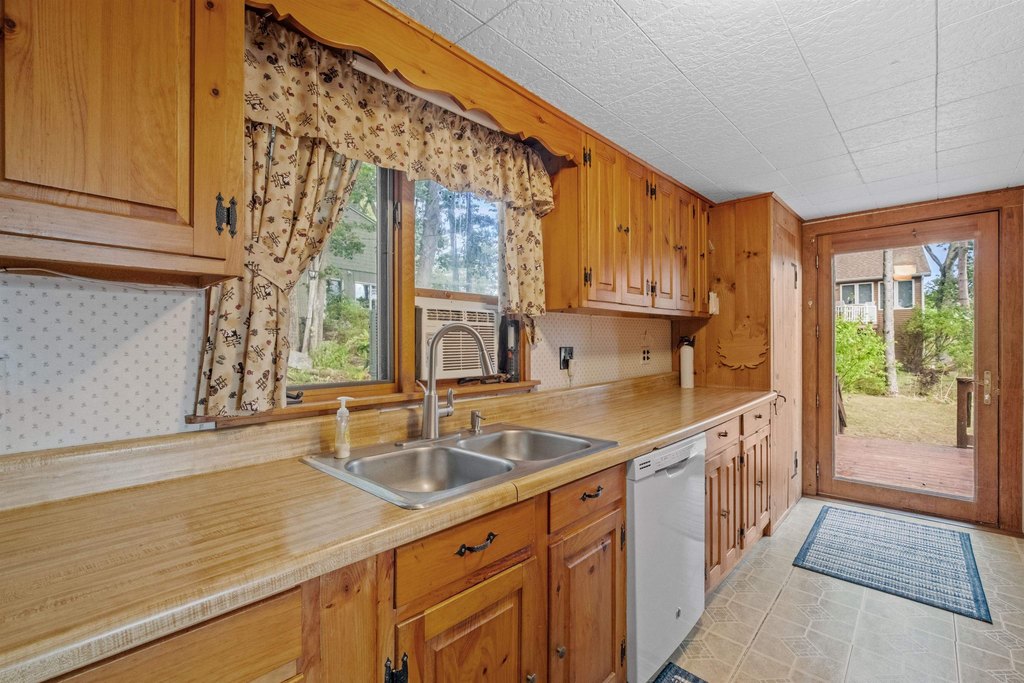 Gilford, New Hampshire, 03249, United States, 5 Bedrooms Bedrooms, ,2 BathroomsBathrooms,Residential,Forsale,1909963