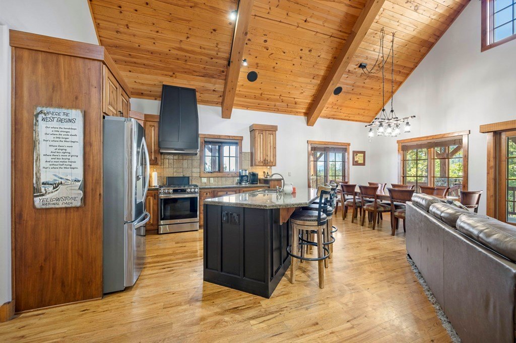 Donnelly, Idaho, 83615, United States, 4 Bedrooms Bedrooms, ,4 BathroomsBathrooms,Residential,Forsale,1946165