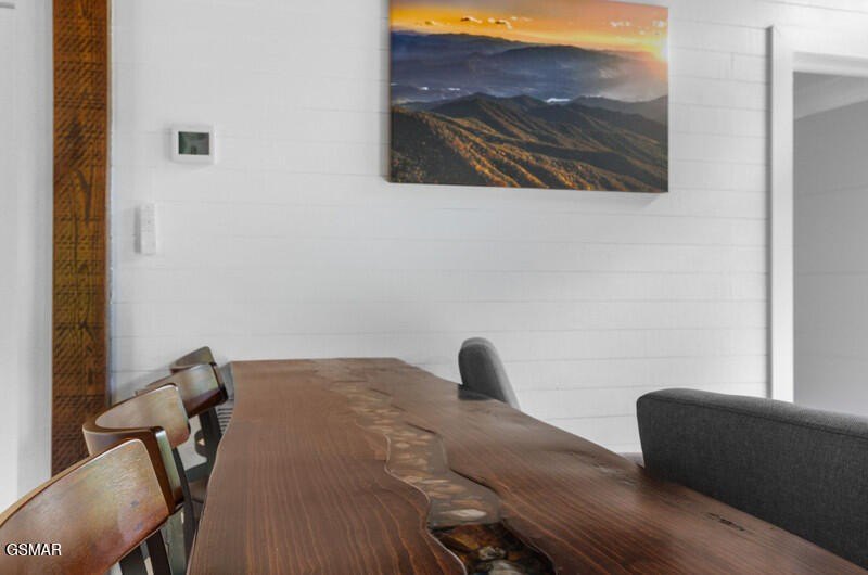 Newport, Tennessee, 37821, United States, 2 Bedrooms Bedrooms, ,2 BathroomsBathrooms,Residential,Forsale,1999350