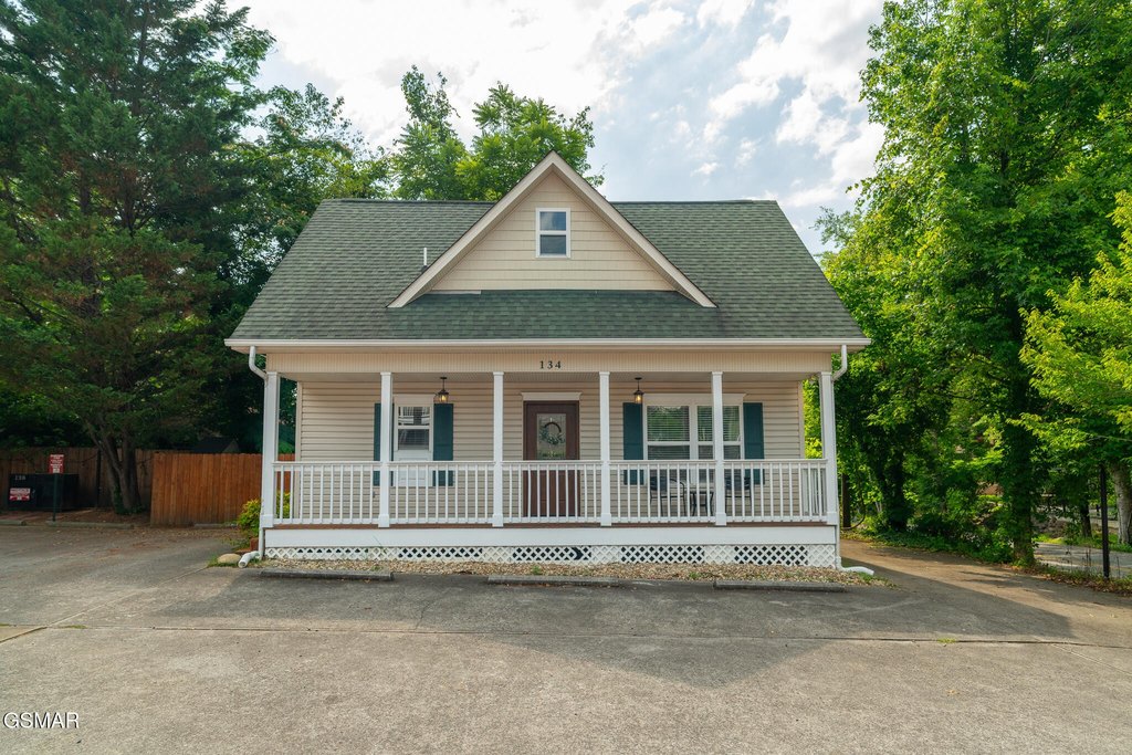 Gatlinburg, Tennessee, 37738, United States, 2 Bedrooms Bedrooms, ,2.5 BathroomsBathrooms,Residential,Forsale,1910196