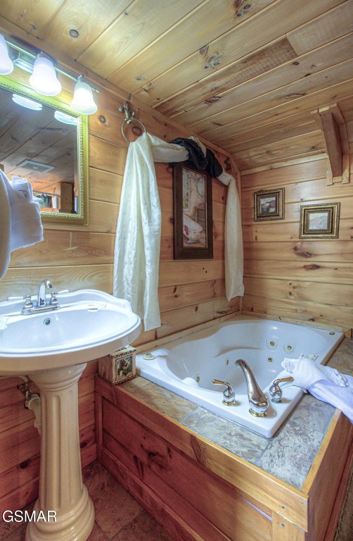 Pigeon Forge, Tennessee, 37863, United States, 3 Bedrooms Bedrooms, ,2 BathroomsBathrooms,Residential,Forsale,1971837