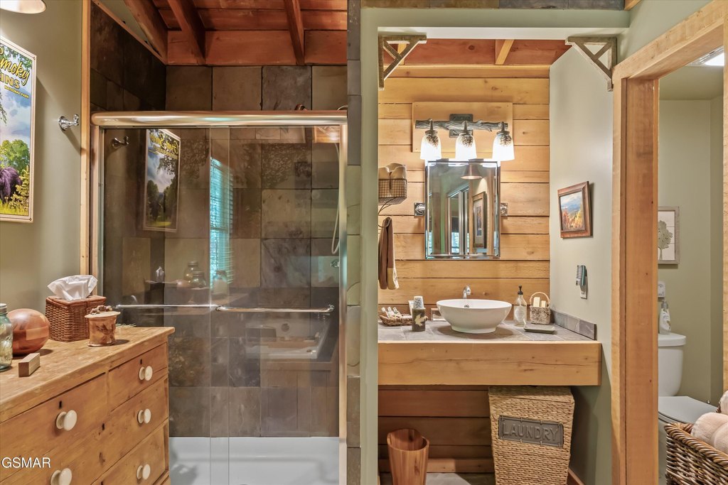 Gatlinburg, Tennessee, 37738, United States, 3 Bedrooms Bedrooms, ,2 BathroomsBathrooms,Residential,Forsale,1893798