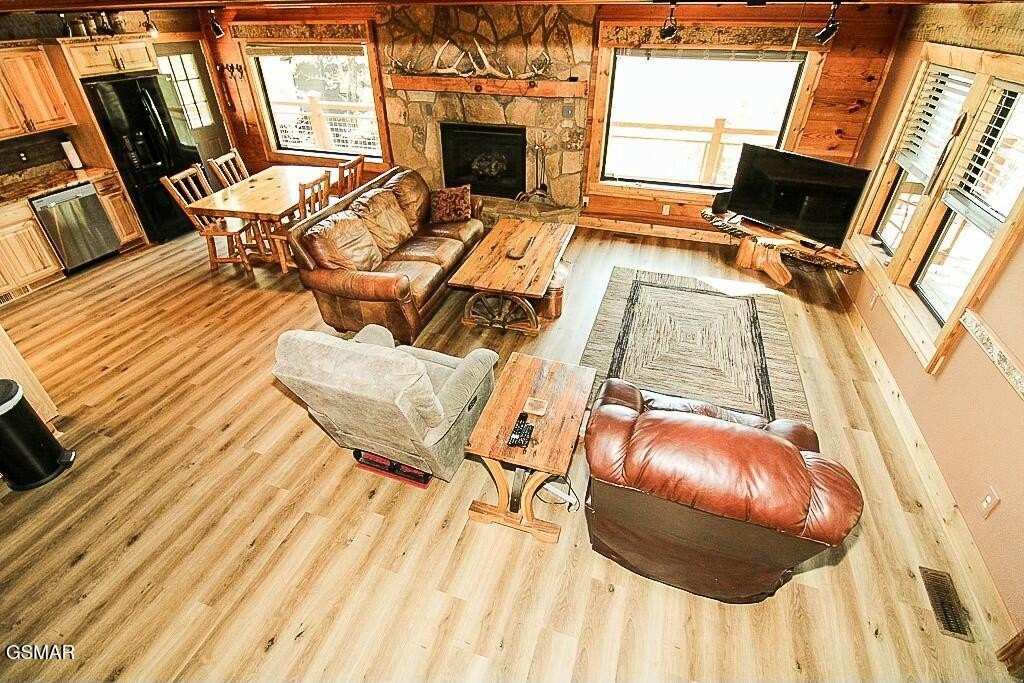 Sevierville, Tennessee, 37862, United States, 3 Bedrooms Bedrooms, ,3 BathroomsBathrooms,Residential,Forsale,1893748