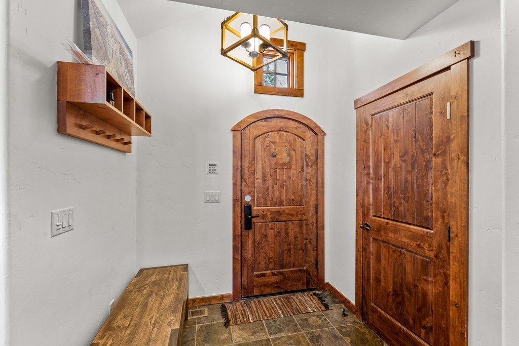 Donnelly, Idaho, 83615, United States, 2 Bedrooms Bedrooms, ,3.5 BathroomsBathrooms,Residential,Forsale,1994984