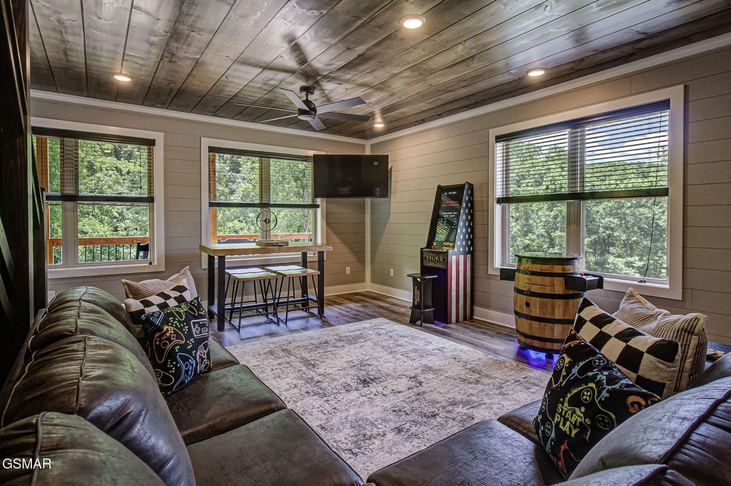 Sevierville, Tennessee, 37876, United States, 2 Bedrooms Bedrooms, ,2.5 BathroomsBathrooms,Residential,Forsale,1936711