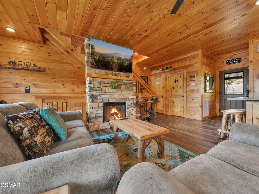 Sevierville, Tennessee, 37876, United States, 4 Bedrooms Bedrooms, ,3.5 BathroomsBathrooms,Residential,Forsale,1942464