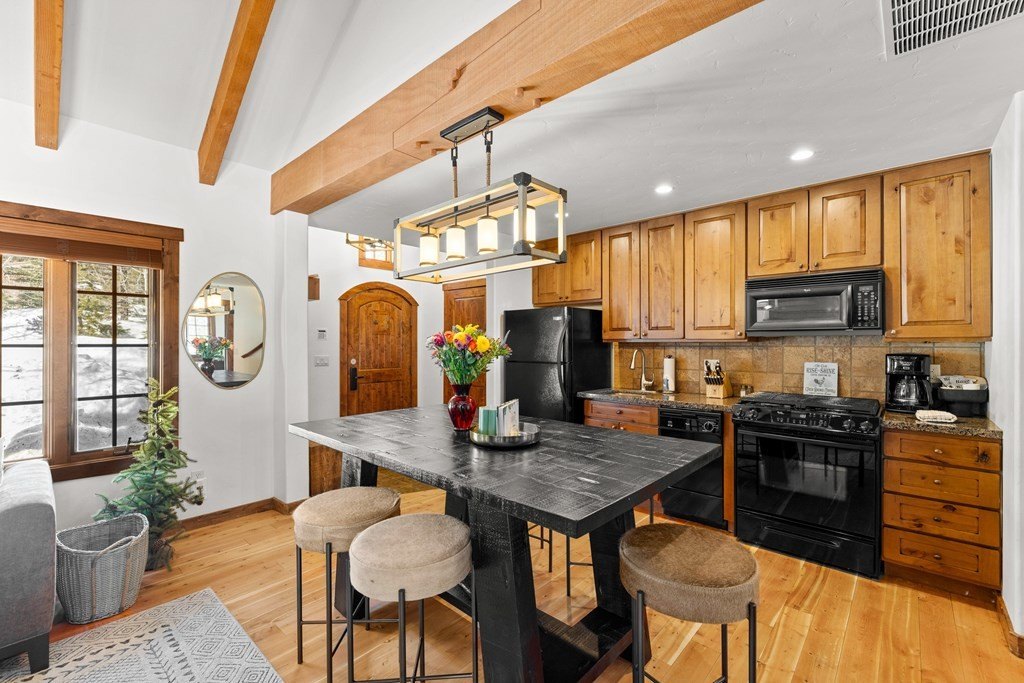 Donnelly, Idaho, 83615, United States, 2 Bedrooms Bedrooms, ,3.5 BathroomsBathrooms,Residential,Forsale,1994984