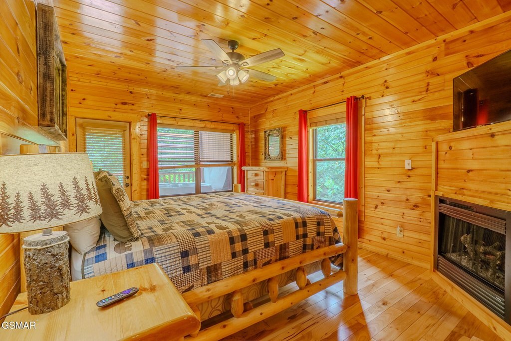 Gatlinburg, Tennessee, 37738, United States, 2 Bedrooms Bedrooms, ,2 BathroomsBathrooms,Residential,Forsale,1910202