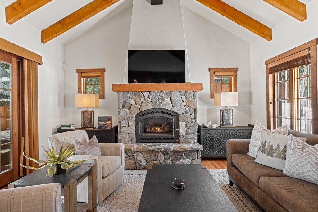 Donnelly, Idaho, 83615, United States, 2 Bedrooms Bedrooms, ,3.5 BathroomsBathrooms,Residential,Forsale,1994984