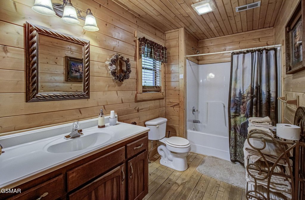 Sevierville, Tennessee, 37862, United States, 2 Bedrooms Bedrooms, ,2.5 BathroomsBathrooms,Residential,Forsale,1971833