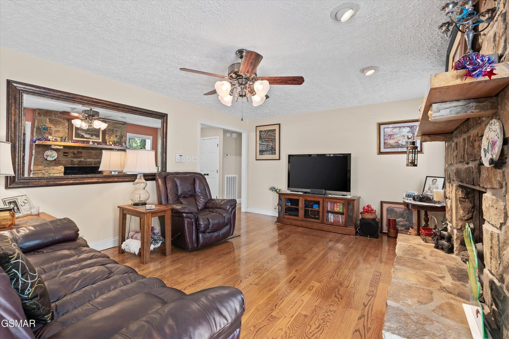 Sevierville, Tennessee, 37876, United States, 4 Bedrooms Bedrooms, ,3 BathroomsBathrooms,Residential,Forsale,1942460