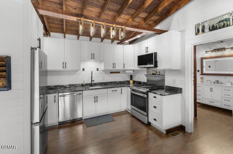 Newport, Tennessee, 37821, United States, 2 Bedrooms Bedrooms, ,2 BathroomsBathrooms,Residential,Forsale,1999350