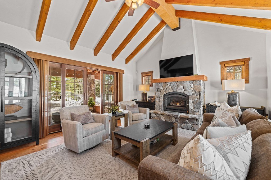 Donnelly, Idaho, 83615, United States, 2 Bedrooms Bedrooms, ,3.5 BathroomsBathrooms,Residential,Forsale,1994984