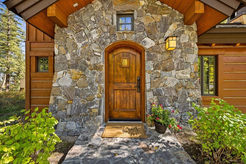 Donnelly, Idaho, 83615, United States, 2 Bedrooms Bedrooms, ,3.5 BathroomsBathrooms,Residential,Forsale,1994984