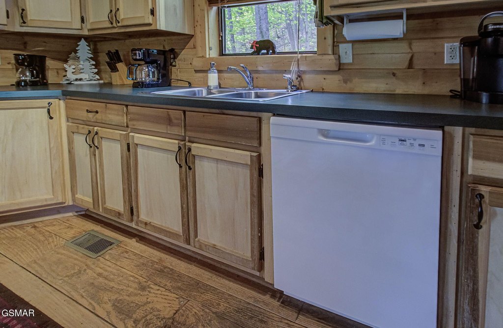 Sevierville, Tennessee, 37862, United States, 2 Bedrooms Bedrooms, ,2.5 BathroomsBathrooms,Residential,Forsale,1971833