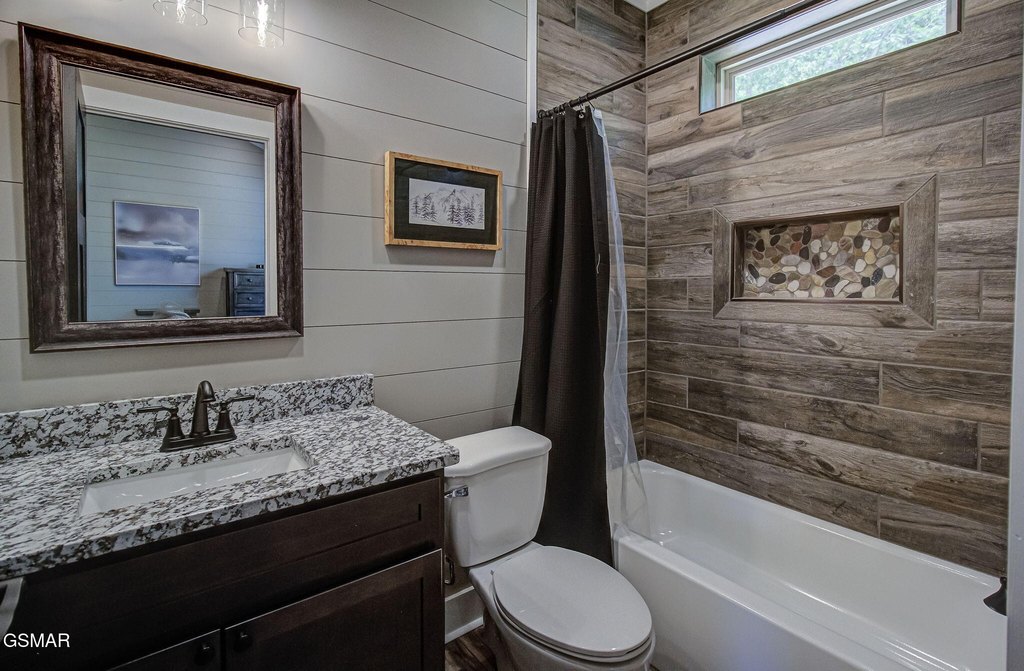 Sevierville, Tennessee, 37876, United States, 2 Bedrooms Bedrooms, ,2.5 BathroomsBathrooms,Residential,Forsale,1936711