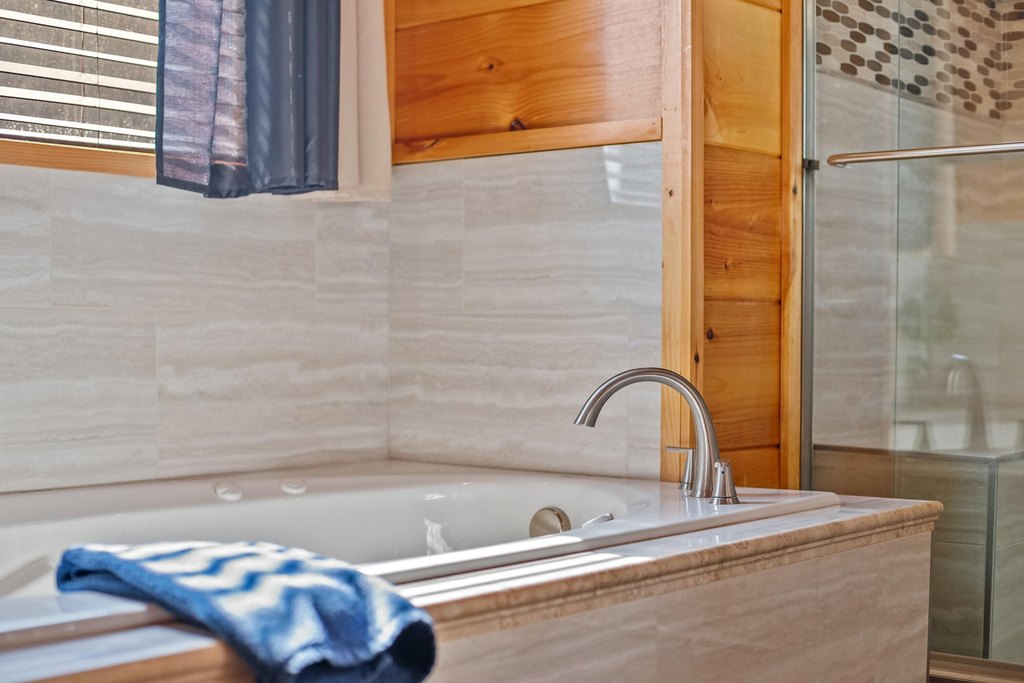 Sevierville, Tennessee, 37876, United States, 4 Bedrooms Bedrooms, ,5.5 BathroomsBathrooms,Residential,Forsale,1999451