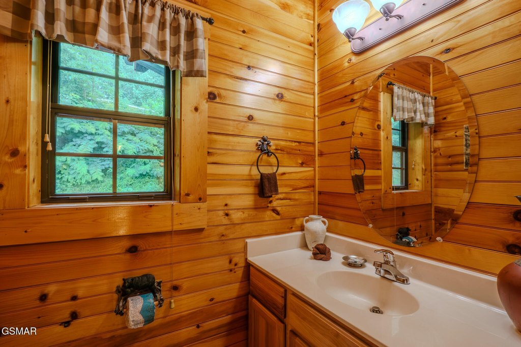 Gatlinburg, Tennessee, 37738, United States, 2 Bedrooms Bedrooms, ,2 BathroomsBathrooms,Residential,Forsale,1910202