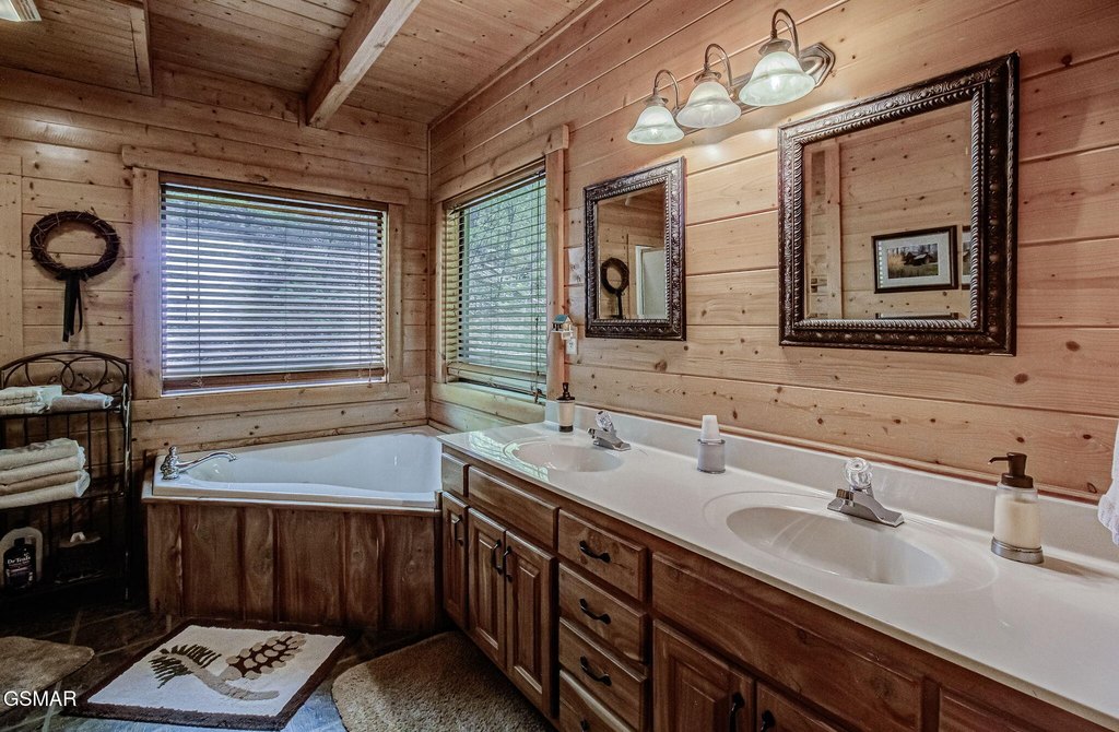 Sevierville, Tennessee, 37862, United States, 2 Bedrooms Bedrooms, ,2.5 BathroomsBathrooms,Residential,Forsale,1971833