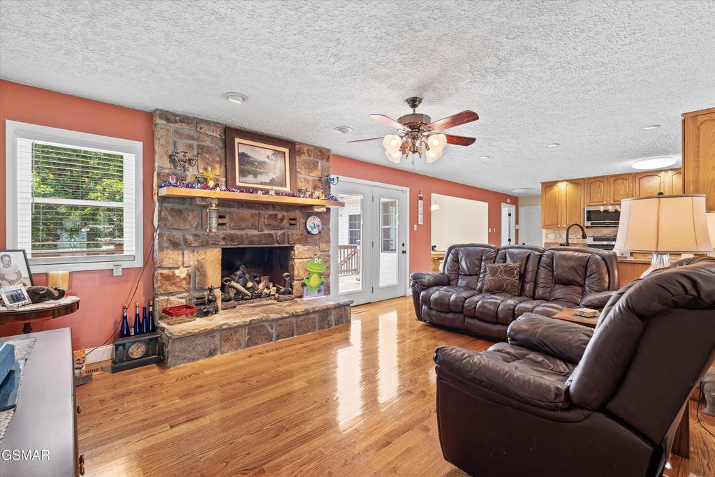 Sevierville, Tennessee, 37876, United States, 4 Bedrooms Bedrooms, ,3 BathroomsBathrooms,Residential,Forsale,1942460