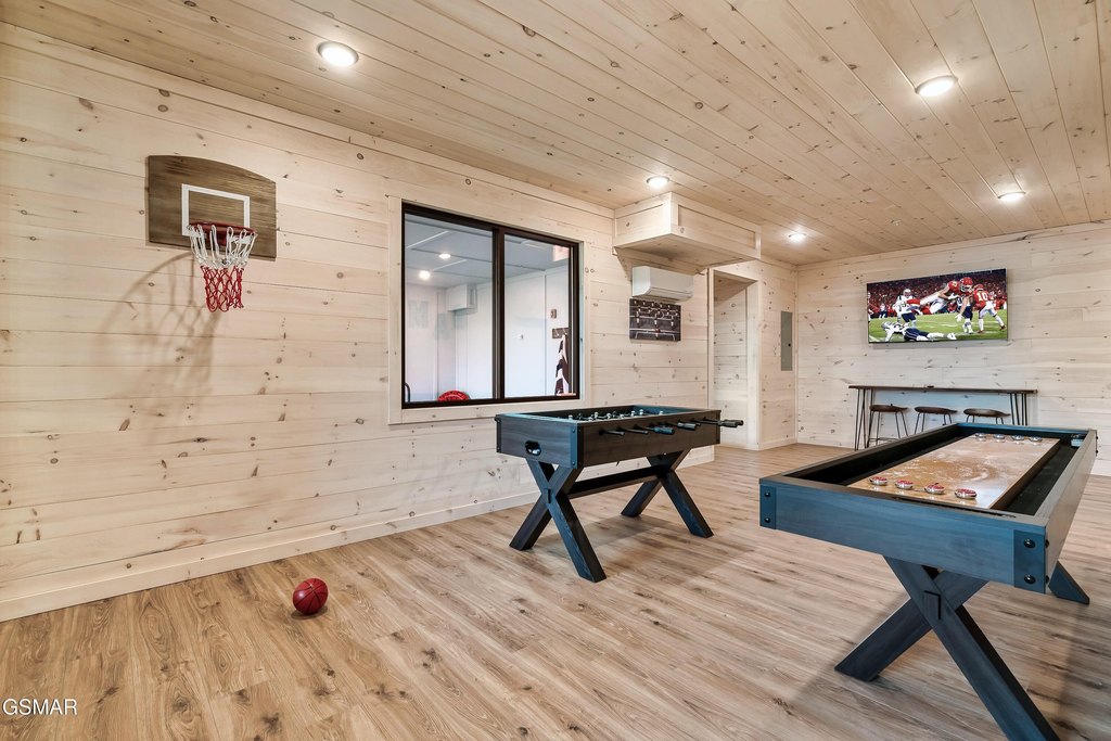 Gatlinburg, Tennessee, 37738, United States, 5 Bedrooms Bedrooms, ,3.5 BathroomsBathrooms,Residential,Forsale,1910230